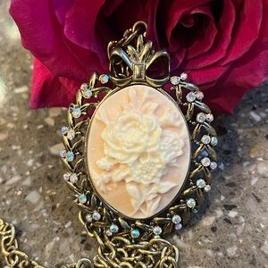 Elegant Gold and Cream Floral Pendant Necklace